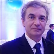 Impartisce lezioni di matematica e informatica